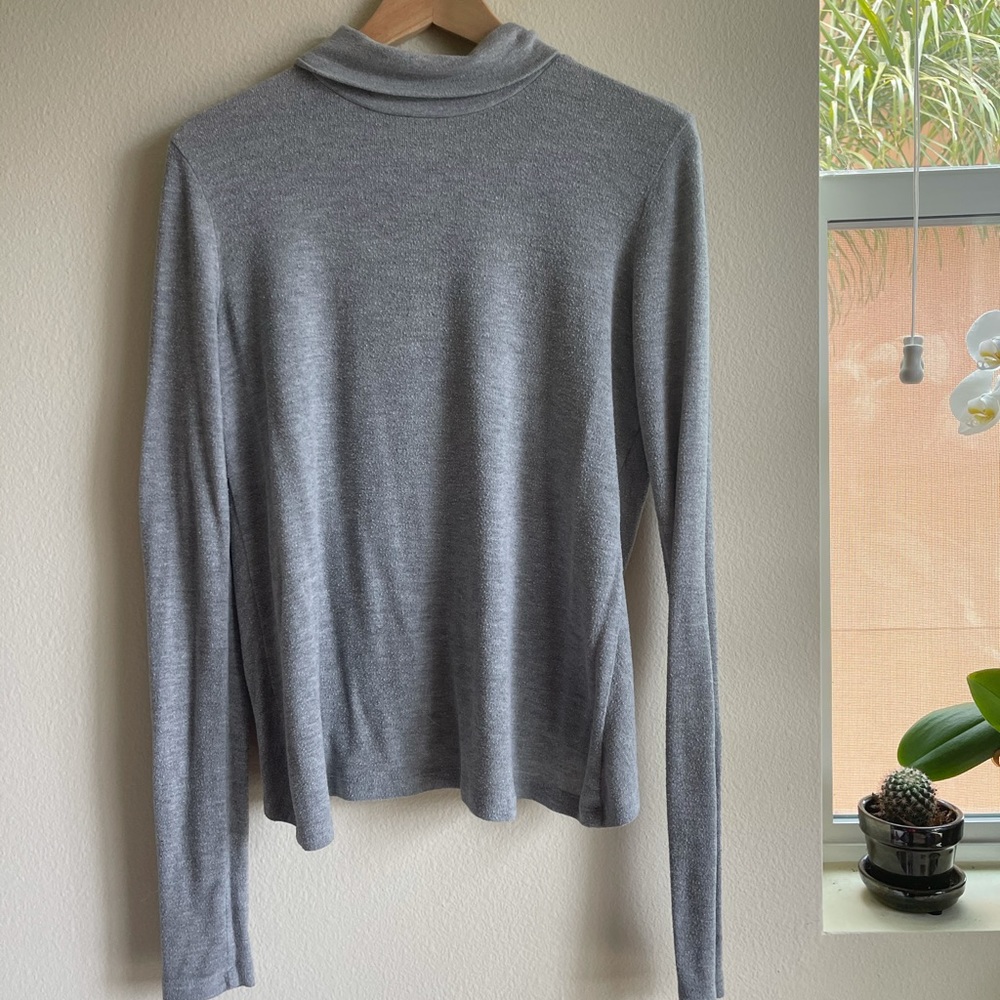 Alo Yoga Gray turtleneck